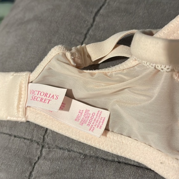 Victoria’s Secret 32DDD lace and crystals underwire bra. Body by Victoria - Picture 5 of 5